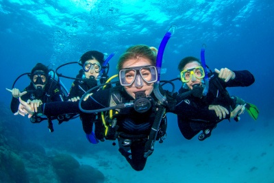 体験ダイビング、インストラクターと一緒に水中へ